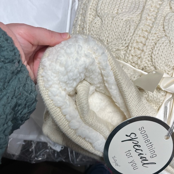 NWT Thirty One Cream Cozy Cable-Knit Blanket - Picture 2 of 6